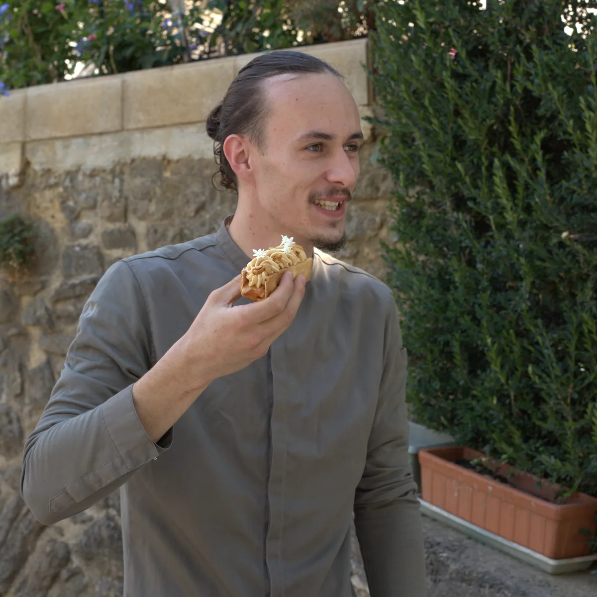 Clément, chef pâtissier d’Ô’Toulong, dégustant un Toulong