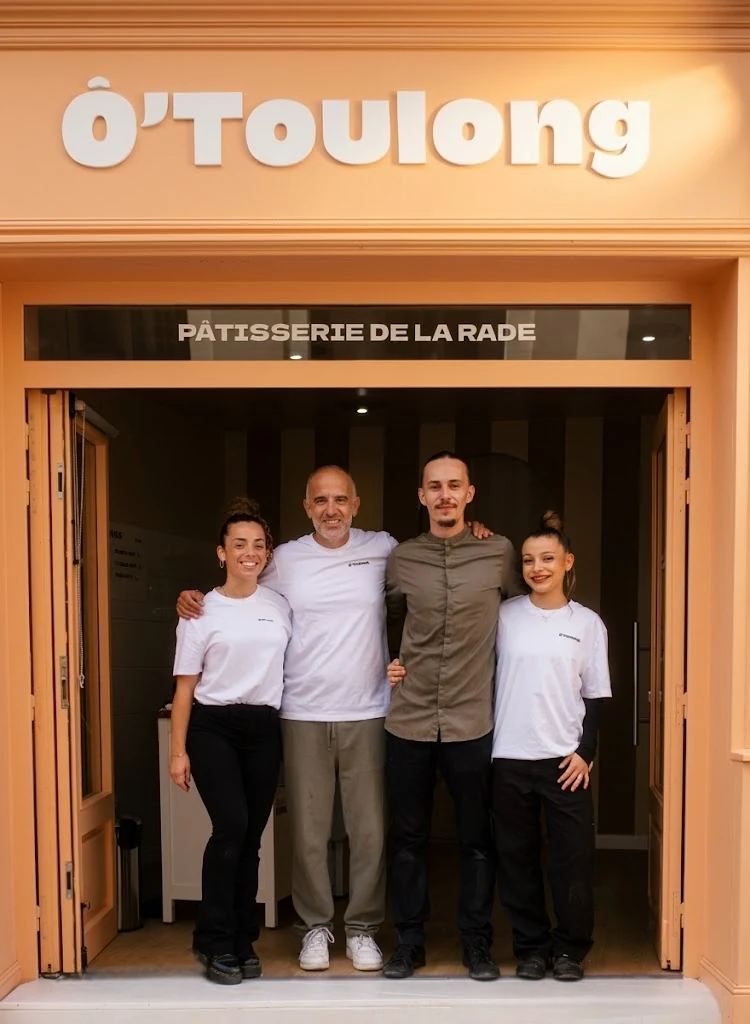 L’équipe d’Ô’Toulong au complet, souriante devant la boutique