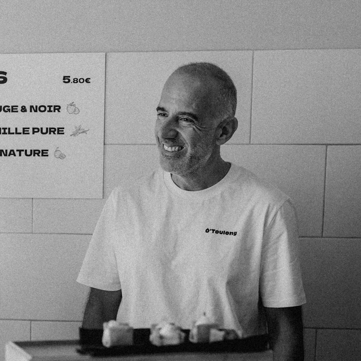 Laurent, fondateur d’Ô’Toulong, avec un plateau de Toulongs